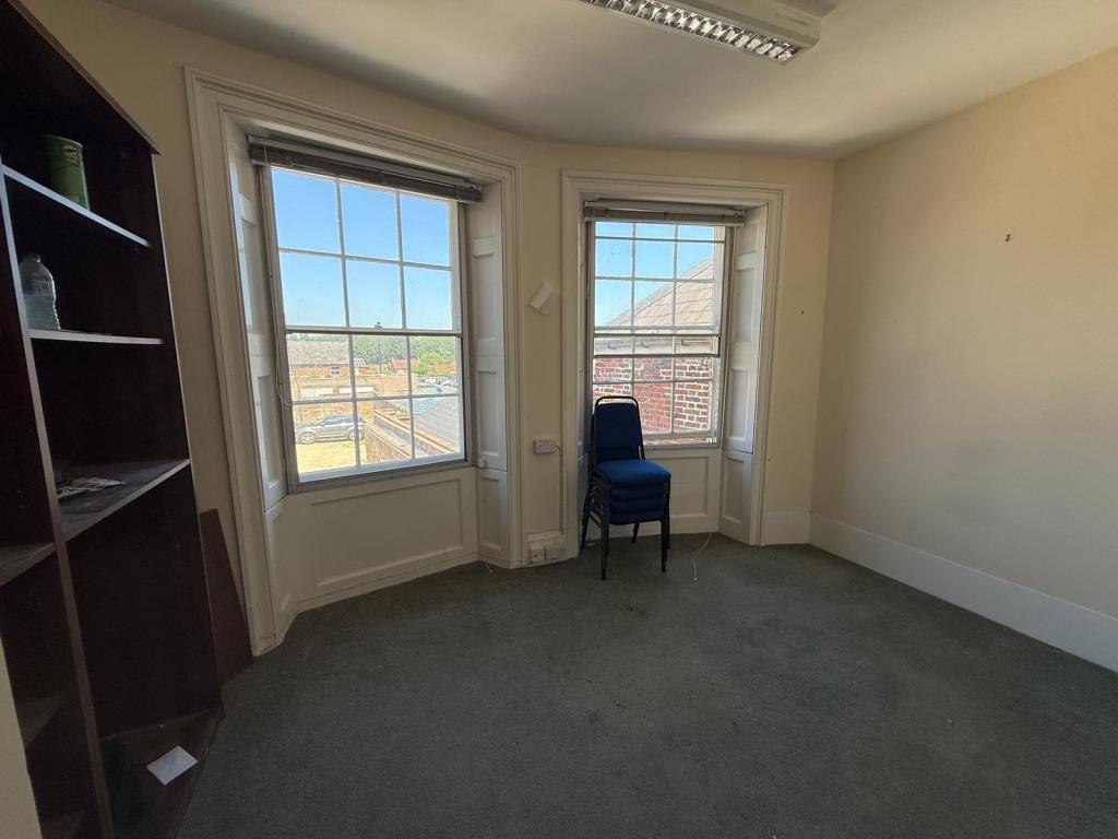Lot: 67 - FREEHOLD THREE STOREY TOWN CENTRE OFFICE BUILDING - A Look at one of the Former Offices